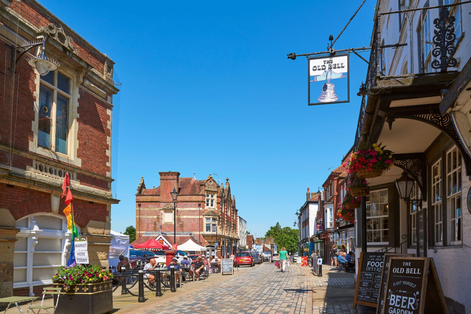 2XK0JE3 Old Hemel Hempstead town centre in summertime, Hertfordshire, UK, with market